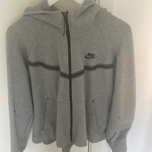 Nike tech fleece  - Väldigt bra skick , ordinarie priset ligger på 1100 men säljer för 300 men diskuterar pris