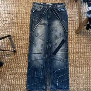 F&B Jeans - Ett par tvärfeta F&B jeans med unik design och schyssta detaljer, köpta för ungefär 1 och ett halvt år sen men fortfarande toppen kvalite, priset går att diskuteras🤗