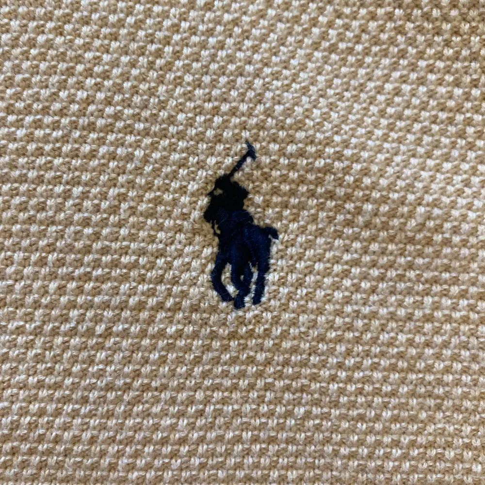 Säljer den här Polo Ralph Lauren Halfzipen. Skick: 9/10. Inga hål eller fläckar. Passar perfekt till sommarkvällar eftersom att det är ljust och tunt tyg som lätt släpper igenom värme. Säljer den för att jag har växt ur den.. Tröjor & Koftor.