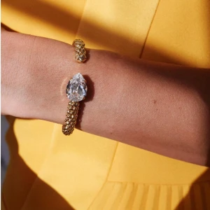 Armband - Superfint armband från Caroline svedbom näst intill oanvänd utan defekter, köpt ny för 995kr, guld plätering med Sten i färg crystal<3