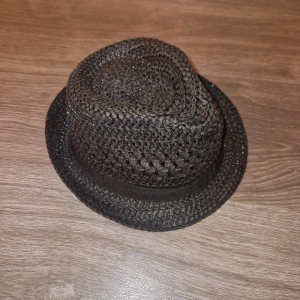 Stråhatt i svart för barn. - Ny utan lappar , one size för barn.