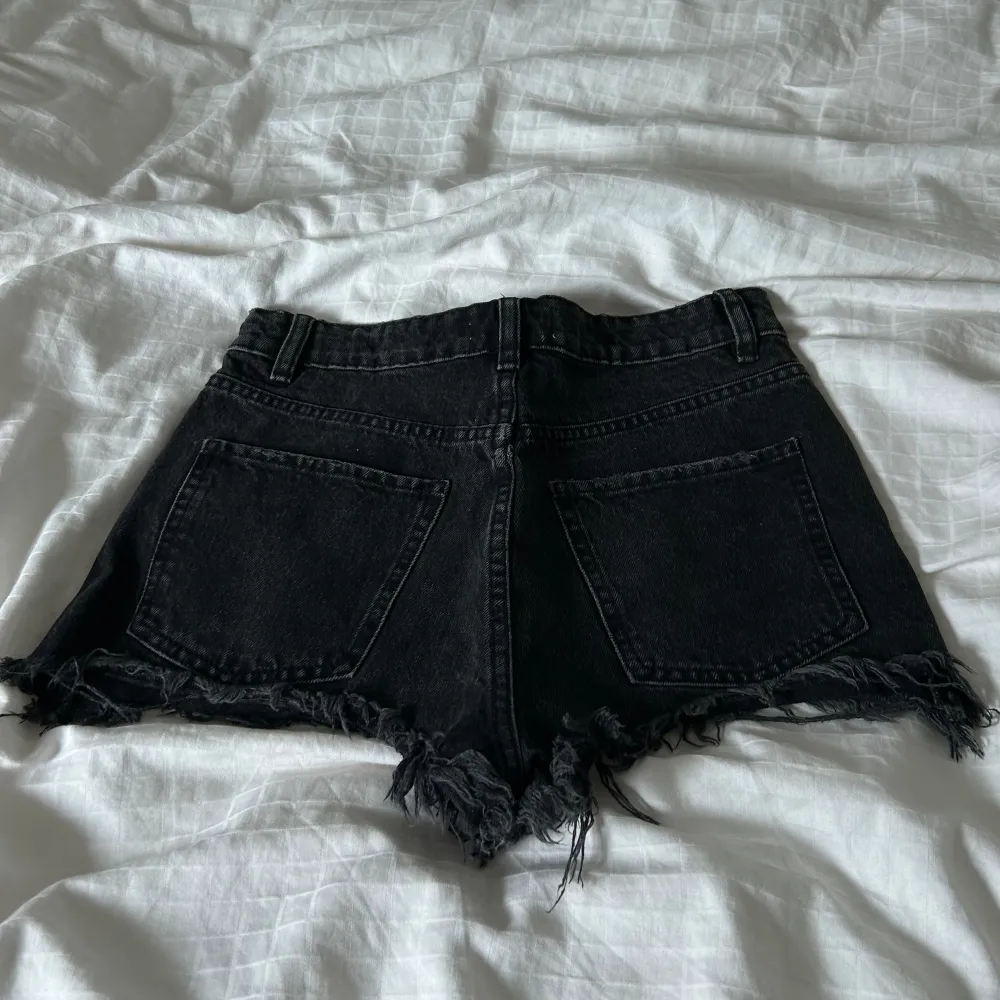Svarta superfina lågmidjade jeansshorts från zara💗. Shorts.
