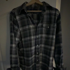 Ralph lauren flanellskjorta - Säljer denna sjukt snygga Ralph lauren flanellskjortan utan flaws i bra skick, hör av er om ni har några funderingar! MVH