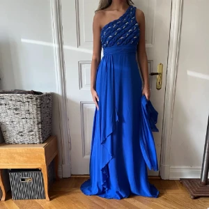 Underbar balklänning - En väldigt fin bal/aftonklänning i electric blue!💙 Överdelen har inflätat strass och en matchande sjal medföljer💙 Köpt här på plick, har endast använts två gånger av förra ägaren💙 Väldigt fint skick! 
