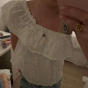 Topp/blus - Topp som man kan ha off sholder eller one sholder