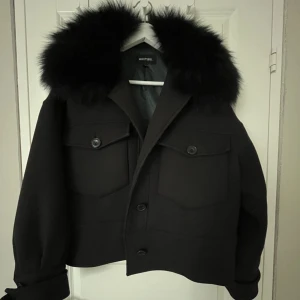 Meotine jacka - Säljer denna meotine jackan i storlek Xs/s. Säljs då den tyvvär inte kommer till användning längre. Vid eventuella frågor eller funderingar kom privat 💓💓