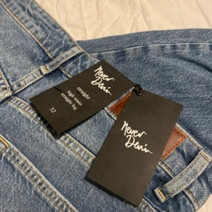 Nya blå slitna jeans  - Nya med prislapp på, aldrig använt då jag har likande.