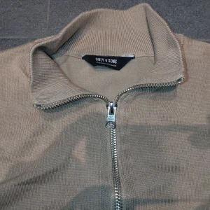 Half zip tröja  - Skick: 8/10 Storlek:M