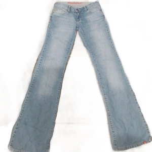 Lågmidjade ljusa jeans  - Super lågmdjade ljusblåa jeans!  26/24  (32-34) Ljusblåa Lågmidjade  Skriv för fler bilder eller frågor OBS står inte för fraktslarv!!