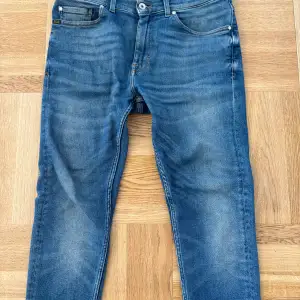 Tiger Of Sweden jeans i en skön tvättat blå färg, 32/32 i storlek. Köptes på Ströms i Göteborg för 1600kr men har inte använts så mycket då dom är lite långa. Finns fler jeans på min profil!