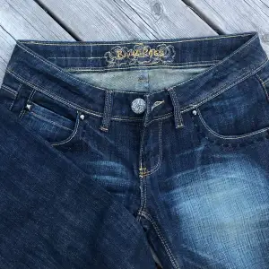 Coola lågmidjade jeans med snygga detaljer, köpta på Plick! Tyvärr för långa för mig därav säljes 💋