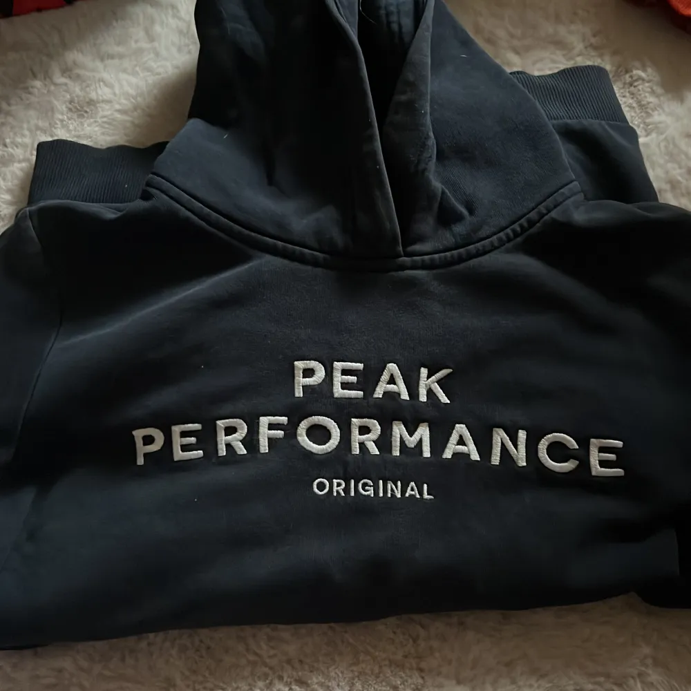 Svart peak performance hoodie. Mycket gott skick! Storlek 160 . Hoodies.