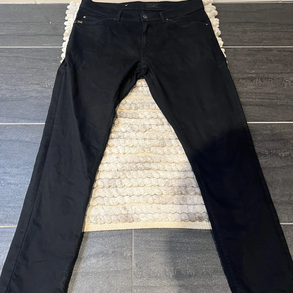 Snygga svarta Jeans från Tiger Of Sweden || Storlek: W33 L32 || Fint skick, använda få gånger || Slim-Fit . Jeans & Byxor.