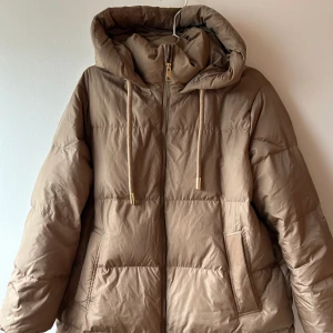 Vinterjacak - Vinterjacka från Zara i beige/brun & roseguld detaljer. 