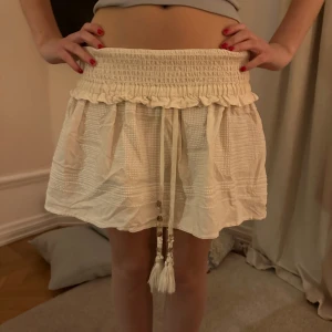 Zara kjol - Super fin zara kjol i vit som är jätte pupulär. Storlek S. 