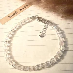 Armband  - Armband med transparenta pärlor och silver detaljer