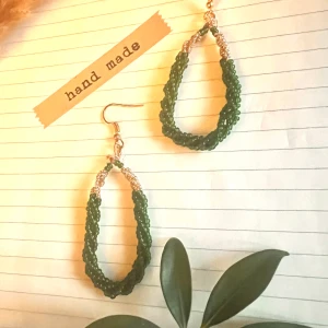 Örhängen  - Örhängen med gröna och guldfärgade pärlor 