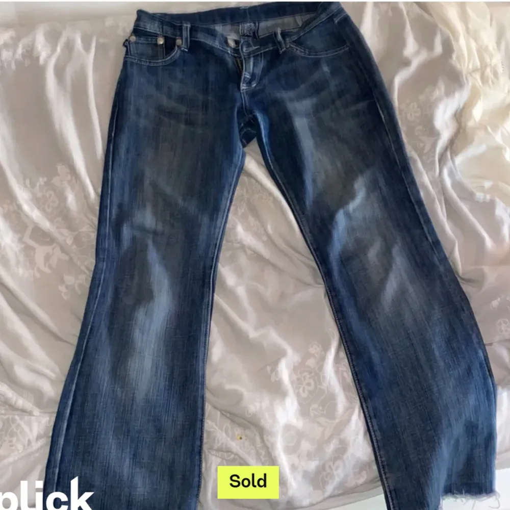 🌸Säljer dessa super fina Beckham jeans då de var för stora på mig 🌸 har ett litet hål som är sytt men inget som syns när man har på sig de💕 de är croppade + storleken är 40 midjemått och 75 innebenslängd. Jeans & Byxor.