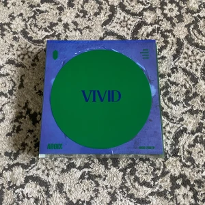 KPOP ALBUM AB6IX - Säljer denna album från AB6IX!! Allt är i bra skick. Albumet inkluderar allt (photocards, stickers, m.m). 