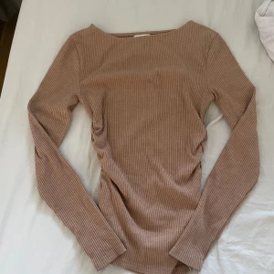 topp med scrunchdetalj - säljer min topp med scrunchdetalj på båda sidorna från bubbleroom💞 jag säljer den på grund av att den inte används längre🩷 använd fåtal gånger💗kontakta om du har några frågor🫶🏼