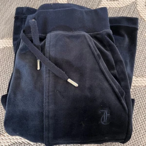 Juicy couture flare - Säljer mina juicy couture flare💕 Dom är helt ny skick!!! Färgen night sky💗 Fråga om du har frågor eller vill ha fler bilder💕 Postar samma dag!!!