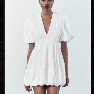 Jättesnygg och söt vit klänning från Zara som passar till student/skolavslutning!! Helt ny med lappar kvar, säljes pga ska ha en annan☺️ slutsåld på hemsidan!