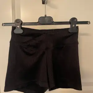 Tränings shorts från H&M. Sparsamt använda och i fint skick 