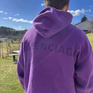 Balenciaga hoodie  - Lila Balenciaga hoodie. Väldigt stor i storleken passar mig som vanligtvis har L. Inköpt för 10 000kr. Pris kan diskuteras bara att skriva vid funderingar.