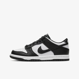 Nike dunk Low panda - Säljer mina Nike dunk low pandas. De är i nyskick och inte creasade. Kan skicka bilder vid intresse. 