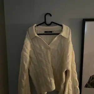 Säljer nu denna tröja då jag aldrig kommer använda den. Storlek: S men ganska oversized.  20% av intäkterna går till bröstcancerfonden!🤍