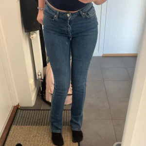 Mörkblå jeans  - Oanvända, kommer ej till användning. Väldigt bra material och väldigt sköna💓