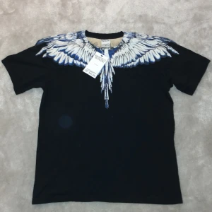 Marcelo Burlon T-shirt - Marcelo Burlon T-shirt i 10/10 skick. Tröjan är sprillans ny med dustbag och lapp kvar. Tröjan passade mig personligen inte så jag säljer den nu. Köptes nyligen på mintoo REA. Pris går att diskuteras. 