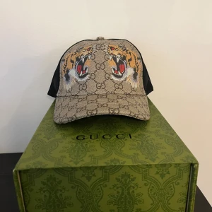 Gucci keps - Hej säljer denna helt nya guccikeps med dustbag och box inkluderat i priset. Den är helt oanvänd och i storlek M