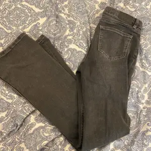 Jätte snygga lågmidjade gråa jeans, Kontakta mig om du vill ha mer info/bilder😁 Köpare står för frakten