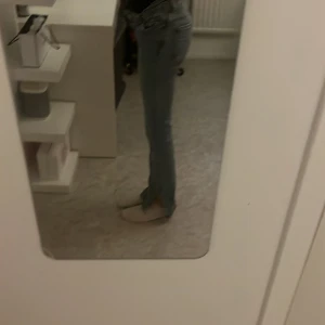Hej ja säljer mina super fina gina jeans pga att dom är för korta. - Dom är knappt använda inga skador.  Kommer sälja billigt pga ja har haft dom rätt länge men inte använt det är slits nere vid fötterna 