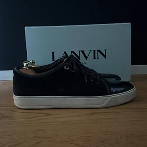 Lanvin skor! - Säljer dessa sjukt snygga Lanvins. Dem är i storlek 45 och är i bra skick. Nypris är 4500kr men säljer för 2899kr.