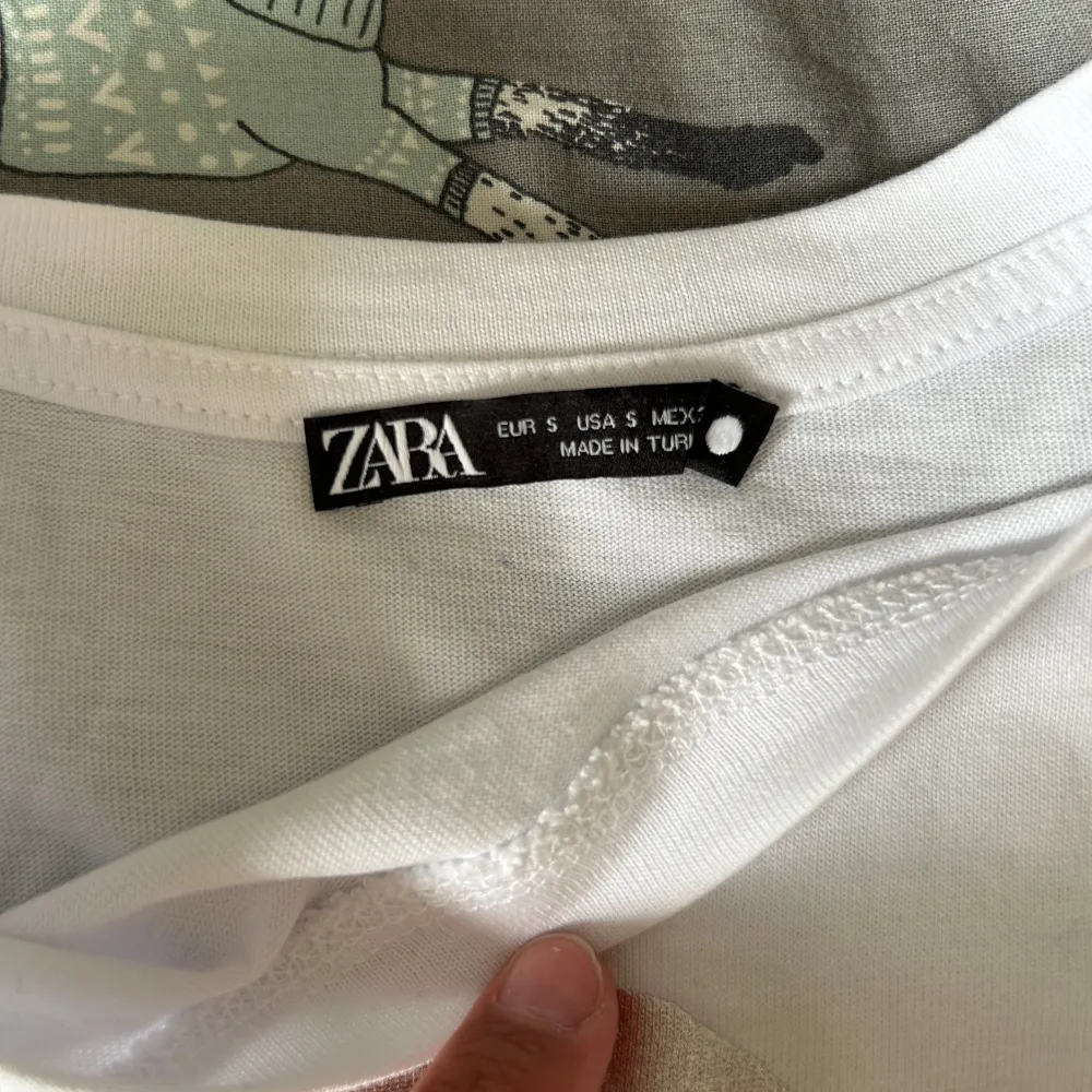 Jättefin oanvänd top från Zara.  Aldrig använt.  . T-shirts.