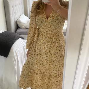 Sommar klänning i storlek 38, säljer då den inte kommer till anvöndning