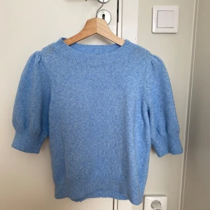Blå tröja - Knappt använd och ren. Jättesöt blå vårtröja, materialet är stretchigt. Trekvartsärmar och lite magtröja. Priset kan förhandlas.