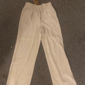 Linnebyxor  - Nyskick, storlek S, prislapp kvar, säger pga för stora