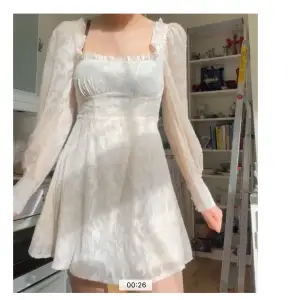 Benvit klänning i storlek 40 från bohoo. Helt ny säljer pga lite för stor. Perfekt till studenten 🤍