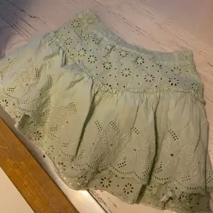 Superfin kjol från zaras barnavdelning! Knappast använd så helt nytt skick.💖💖 Storleken motsvarar dock ca xs! 13-14år