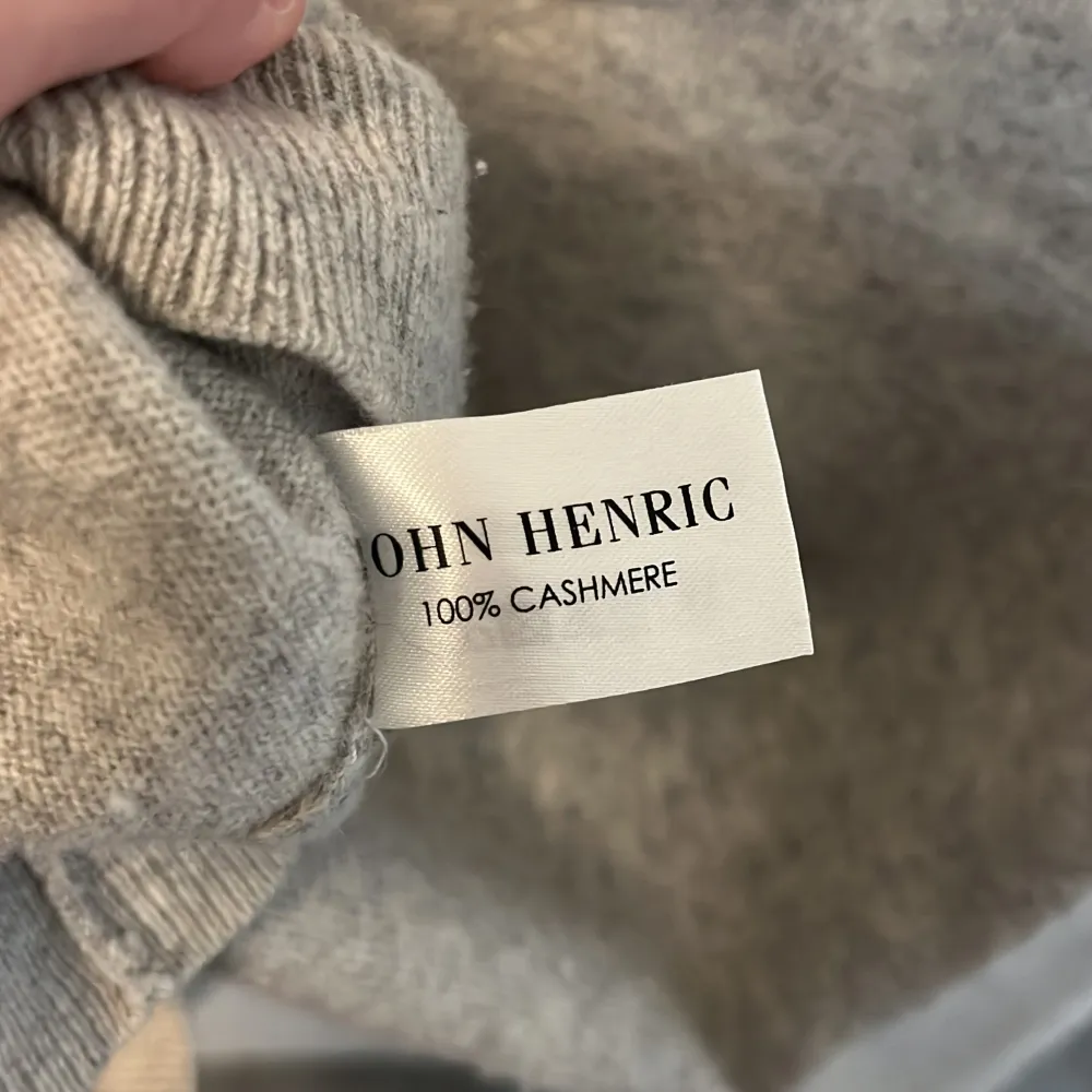 Skön tröja från John Henric. Inte använt mycket så väldigt fint skick. Hör av er vid  flera frågor 🙌. Tröjor & Koftor.