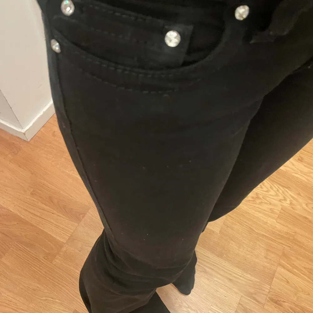 Säljer mina jättesnygga true religon jeans pga att dom är alldeles för långa på mig / för stora och är därför inte riktigt nöjd med passformen. Men dom är i nytt skick och har inga defekter men skriv om ni har frågor eller vill ha mer bilder!🩷🩷. Jeans & Byxor.