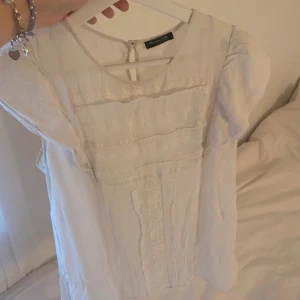 vit blus  - jättesöt blus från massimo dutti med volang och brodyr, passar xs/s och är i fint skick! 