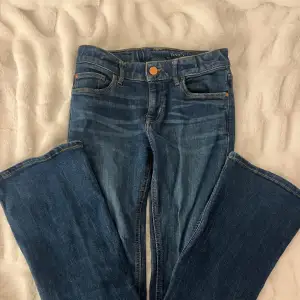 säljer dessa fina jeans från barnavdelningen på lindex i storlek 146-152, då de är tyvärr för korta för mig🤍 köpta för lite mer än 300 kr och säljer i nuläget för ett väldigt bra pris! skriv för fler bilder🙏🏼
