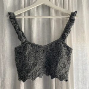 Stickad top - Söt sommar topp! Stickad och croppad, passar till allt och är knappt använd!💗 hör av dig om du har frågor! 