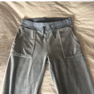 Juicy byxor - Jätte fina och sköna byxor som är använda fåtal gånger därav fortfarande i gott skick, säljes för ett billigt pris då jag rensat garderoben och vill bli av med det mesta!❤️ Färgen heter blue fog!