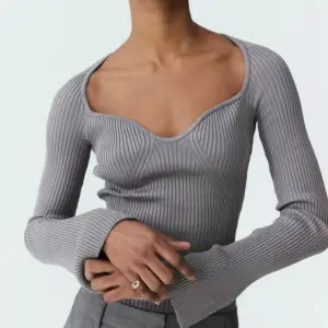 Säljer denna helt oanvända ribbstickade tröjan från H&M då den inte passade mig🤍 Slutsåld på hemsidan och köpt för cirka 200 kr, skriv vid intresse!🙏🏼