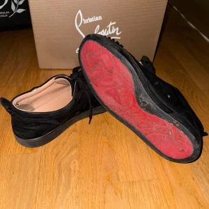 Svarta loubs  - Tja säljer mina svarta loubtin skor för att de har blivit för små. 7/10 skick box och dustbag medföljer också. Meddela om fler frågor